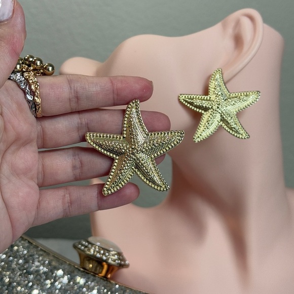🌟 Gold Textured Starfish Earrings - Picture 4 of 5